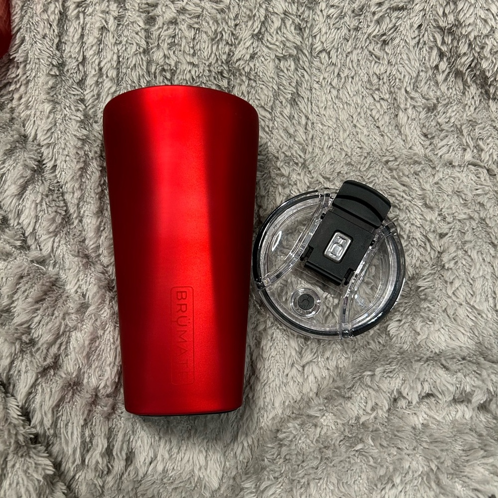 Brumate Imperial Pint MÜV 20oz V2.0 | Red Velvet